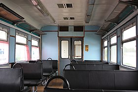 Салон головного вагона дизель-поезда ДР1-045 с общими сиденьями с кожаной обивкой