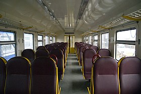 Салон дизель-поезда ДР1Б 500-й серии с разделёнными кожаными сиденьями с высокими полукруглыми спинками
