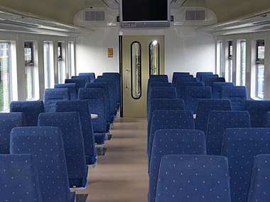 Салон вагона 3 класса с сиденьями по схеме 2+3