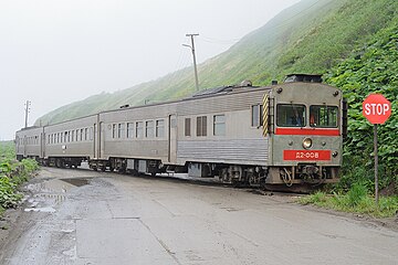 Д2 в трёхвагонной составности вблизи станции Холмск-Сортировочный