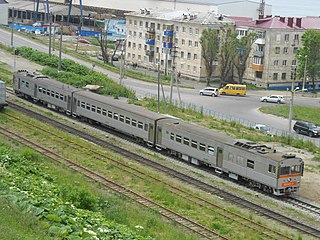 Общий вид трёхвагонного состава под углом сбоку