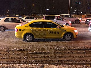 Автомобиль Uber на московской улице