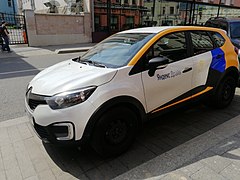 Renault Kaptur «Яндекс Драйва» на парковке в Москве