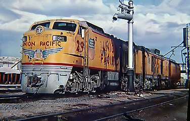Газотурбовоз Union Pacific с головной тепловозной секцией и бустерной газотурбинной секцией