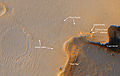 На снимке HiRISE, сделанном 6 октября 2006 года, виден марсоход «Оппортьюнити», а также край кратера Виктория