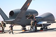 RQ-4 Global Hawk на предполётном осмотре.