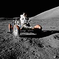 Экспедиция «Аполлон-17». Юджин Сернан совершает пробный заезд на лунном автомобиле