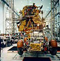 «Фалкон» (на заднем плане) и «лунный автомобиль» в процессе сборки в Космическом центре имени Кеннеди