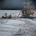 Экспедиция «Аполлон-16». Джон Янг работает у лунного автомобиля рядом с лунным модулем «Орион». Апрель 1972 года
