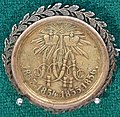 Медаль из светлой бронзы, выполненная в виде броши