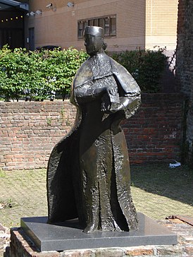 Памятник Аделаиде в городе Схидам, который благодаря ей получил городские права