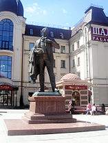 Памятник Шаляпину у одноименной гостиницы