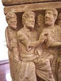 Деталь самого раннего известного изображения Троицы, Догматический или Троицкий саркофаг  (англ.) (рус., около 350 (Музеи Ватикана): три одинаковые фигуры, представляющие Троицу, участвуют в создании Евы[17]