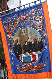 Оранжевый баннер, показывающий подписание Ольстерского договора