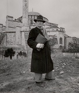 Томас Уиттимор перед Айя-Софией, 1930-е годы