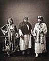 Слева направо: мусульманка из Призрена и крестьянин из его окрестностей, болгарка из села Горни-Матеевац под Нишем, 1873 г.