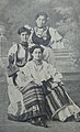 Женские костюмы Воеводины, Топличского округа и Краины (вероятнее всего, имеется в виду Славонская или Тимокская Краина), фотография из журнала «Bosna», 1910 г.