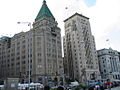 Слева направо: Здание гостиницы Peace Hotel, Банка Китая, бывшее здание банка Yokohama Species Bank