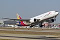 Boeing 777-200ER Asiana Airlines в аэропорту имени Ататюрка