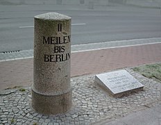 Придорожный столб. Надпись "11 миль до Берлина"