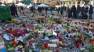 Цветы и свечи на Биржевой площади Брюсселя в память о погибших