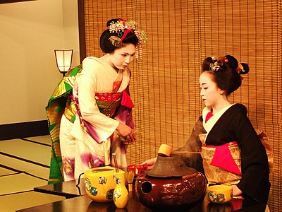 Коай проводит чайную церемонию уже в качестве гейши