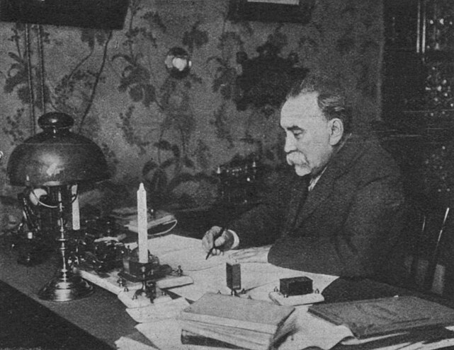 Н. А. Скроботов за своим рабочим столом в редакции газеты «Петербургский листок», 1909 год