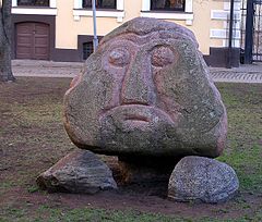 Гранитная скульптура «Голова Ако», автор Ģirts Burvis