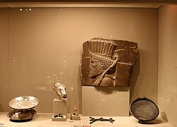 Объекты Ахеменидов в Музее Метрополитен, Нью-Йорк, в том числе барельеф из Персеполя
