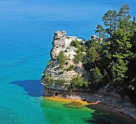 Скала «Шахтёрский замок» в заповеднике Pictured Rocks