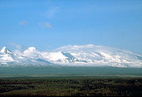 Действующий вулкан — гора Врангель (4317 м)
