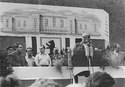 Фридрих Эберт-младший даёт старт Национальной программе реконструкции[de] Берлина, Сталиналлее, 16 октября 1952 года.