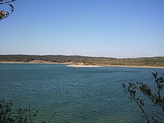 Островок-глыба пермских известняков из-за обмеления водохранилища перестал быть островком, сентябрь 2019