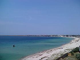 песчаный пляж и с. Межводное на восточном побережье бухты (вид на север с бочки Межводненской нефтебазы)