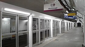 Зал станции с платформенными раздвижными дверьми