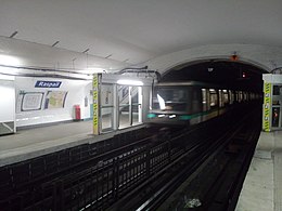 Установка платформенных раздвижных дверей на платформе линии 4.