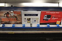Вид на платформу линии 6 со станционной табличкой