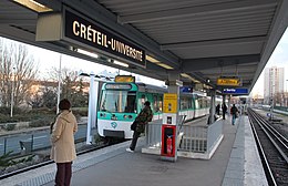 Вид на станционную платформу с поездом MF 77