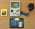 Набор Game Boy, состоящий из собственно игровой консоли, игрового картриджа, блока питания и четырёх батареек АА