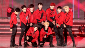 EXO в августе 2016 года. Слева направо (сверху): Бэкхён, Чен, Лэй, Сехун, Чханёль, D.O., Кхаи. Слева направо (снизу): Сухо, Сиумин