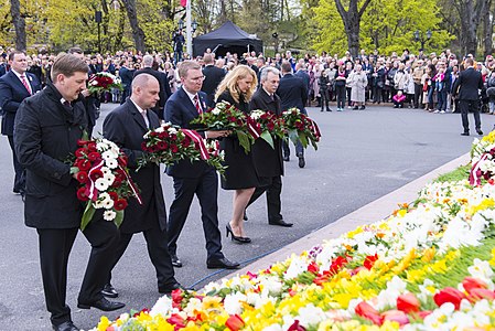 Возложение цветов к Памятнику Свободы 4 мая, 2015