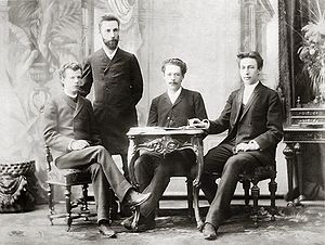 А. С. Аренский с выпускниками 1892 года. Слева направо: Л. Э. Конюс, Н. С. Морозов, А. С. Аренский, С. В. Рахманинов