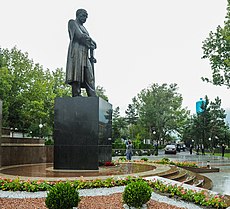 Памятник Мирза Фатали Ахундова в Шеки