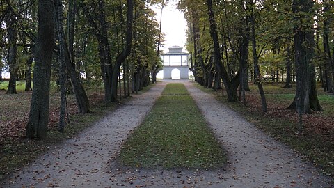 Центральная аллея (от дома к гроту)