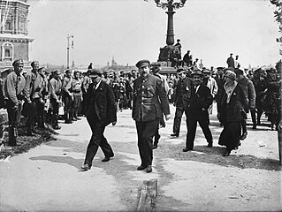 В. И. Ленин и А. В. Луначарский идут к месту закладки памятника «Освобождённый труд» на Пречистенской набережной. 1 мая 1920