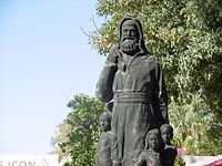 Памятник на площади перед церковью Святого Николая в Демре