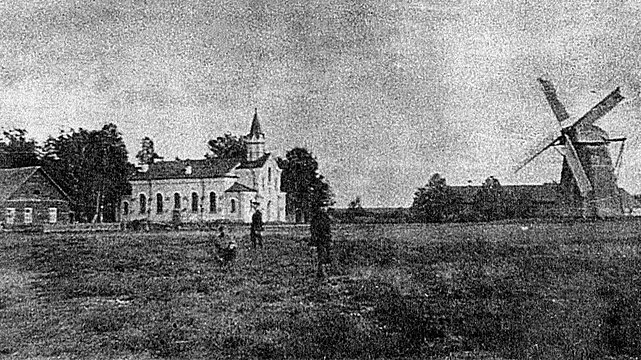 Народный дом, кирха, пасторат и приходская ветряная мельница. 1917 год