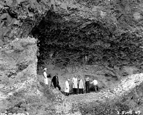Представители властей осматривают раскопки пещеры Мармс до того, как она была затоплена