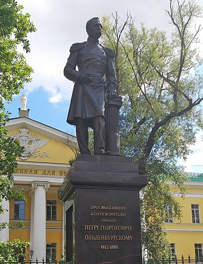 Воссозданный памятник принцу П. Г. Ольденбургскому у Мариинской больницы; скульптор Сергей Иванов, архитекторы Светлана Левошко и Инга Вержбицкая[11][13]