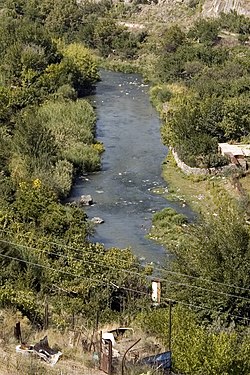 Река Раздан на окраине Еревана, вид с Кармир-Блура